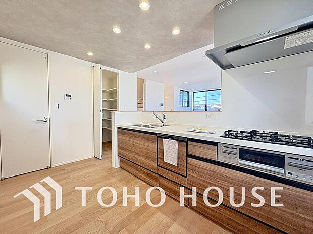 大型の冷蔵庫やレンジボードもしっかり置ける広々としたキッチンスペース。