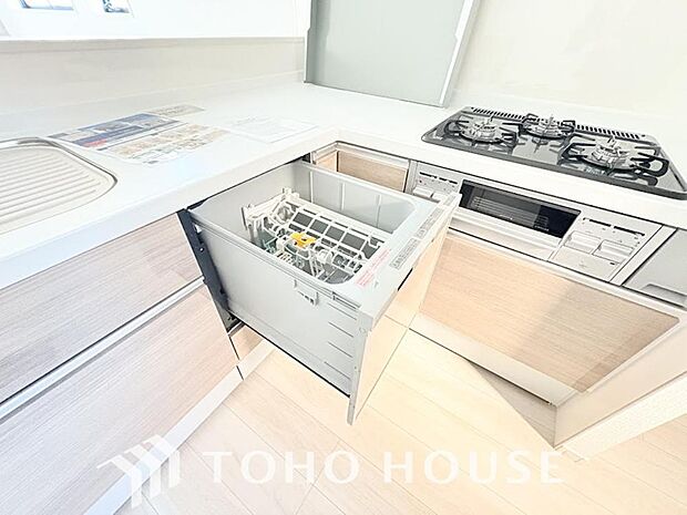 「ビルトインタイプ食器洗乾燥機」通常の手洗いでは使用出来ないほど高温のお湯や高圧水流を使うことにより汚れを効果的に落とすことができる。