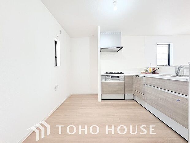 美しく使いやすいキッチン空間。優しい温もりを醸し出すキッチンは料理の為の配慮を随所に注ぎました。