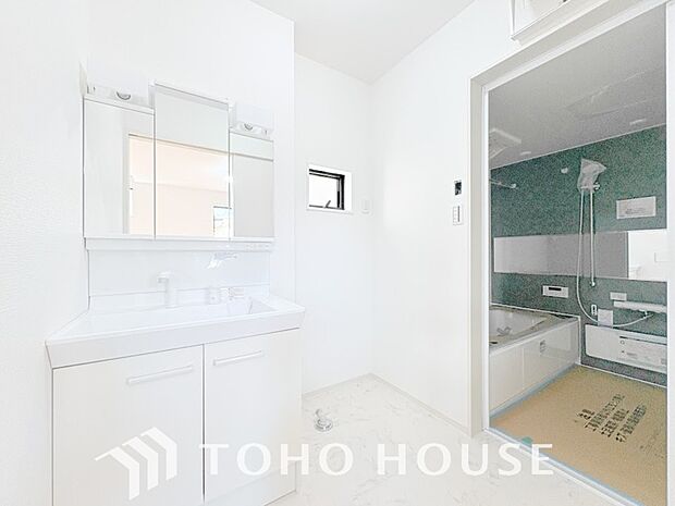 手で洗いたい大切な服など、広く使えると助かる洗面台は汚れの付きにくい形状と素材で造られております。