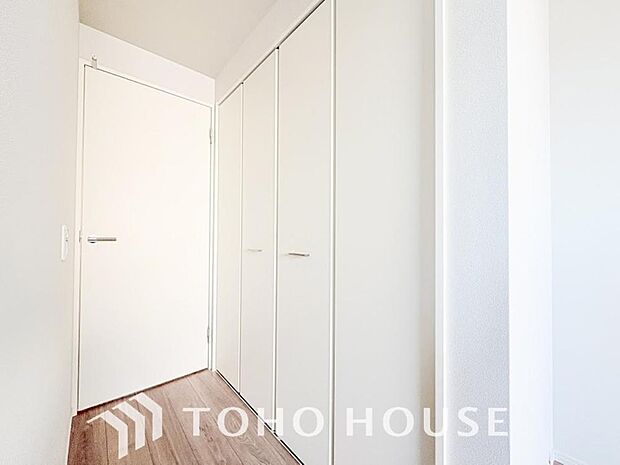 建物内部の収納には拘りました。共有部分に設けた収納。お荷物が多い方にも安心です。