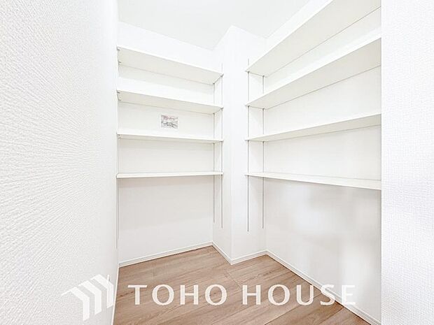 キッチン横にはパントリーを完備。ついつい買いすぎてしまった日用品や食料品のストックなどに。