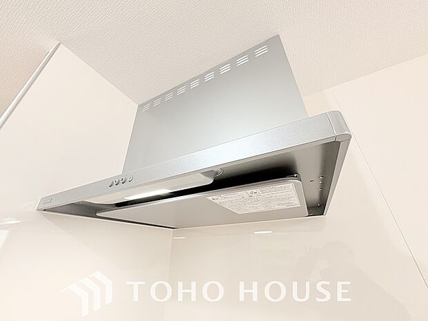 キッチンの換気扇はスタイリッシュなデザインで、日々のお手入れもラクラクな仕様となっております。