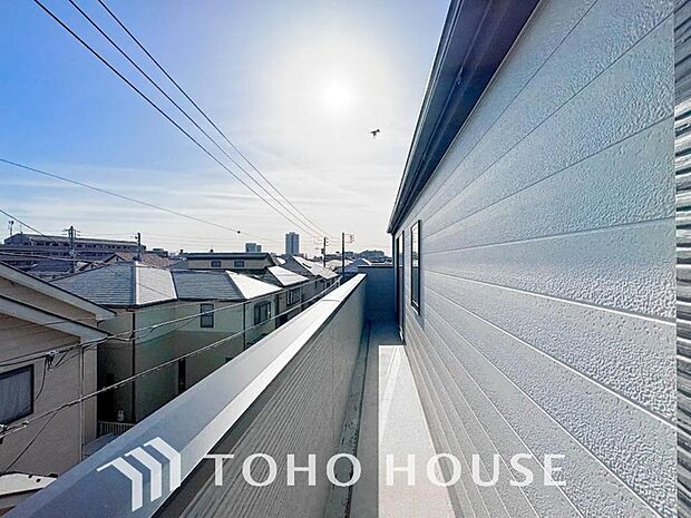 頬をなでる優しい風を感じることが出来るバルコニー。つい深呼吸をしたくなる気持ちの良い眺望です。