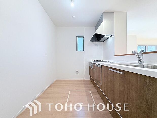 家族みんなでゆったりと調理や食事の準備ができる十分な広さを確保した、快適なキッチンスペース。