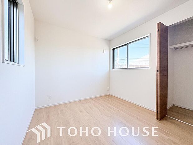 落ち着いたカラーの室内。インテリアやファブリックでお好みのテイストデザインを取り入れて頂けます。