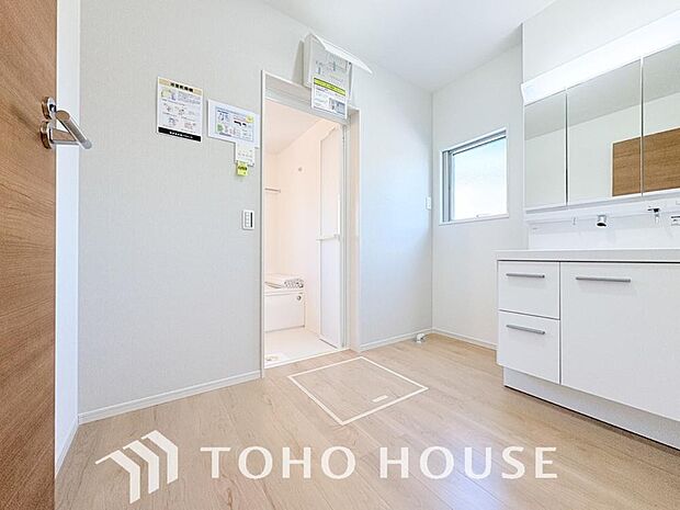 身だしなみのチェックがしやすい大きな鏡、下には収納がたっぷり。スッキリとした空間を演出いたします。