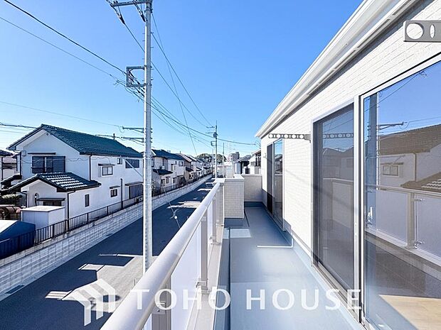 通風・採光に優れ、心地よい光と風があふれています。優しい陽射しが差し込むバルコニーとなっております。