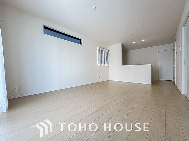 光と風があふれる開放的なリビングダイニングには自然と家族みんなが集まってきます。