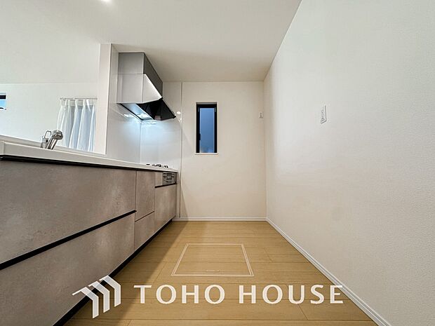 夫婦そろってキッチンに立っても調理がしやすく余裕の広さ。家事をしながら会話も弾みます。