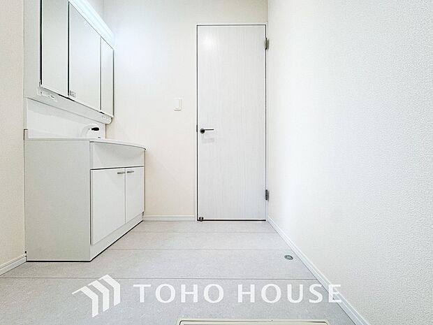 身だしなみのチェックがしやすい大きな鏡、下には収納がたっぷり。スッキリとした空間を演出いたします。