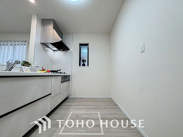 ご家族みんなで調理ができる位のスペースを実現したキッチン空間となっております。