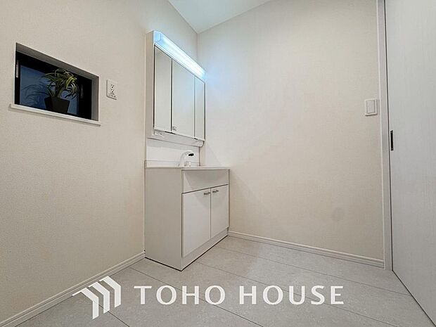 手で洗いたい大切な服など、広く使えると助かる洗面台は汚れの付きにくい形状と素材で造られております。