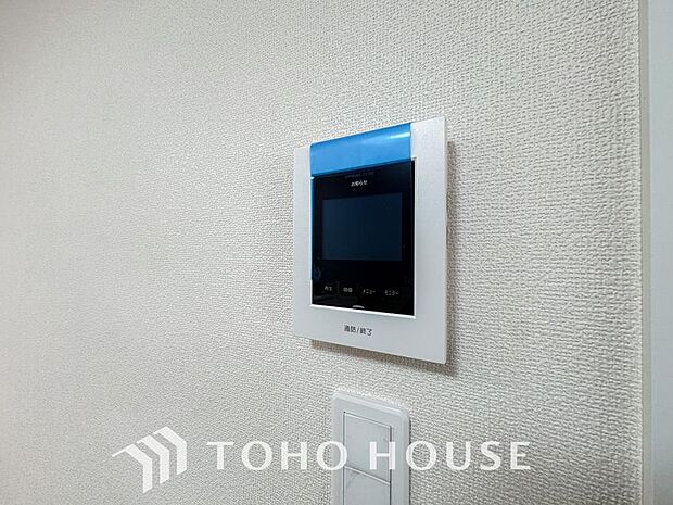 誰が来てもわかる様にモニター付きインターホンを設置。家事導線を考慮した個所に設置し、防犯性と利便性に優れ快適と安らぎを合わせた優しい設計。