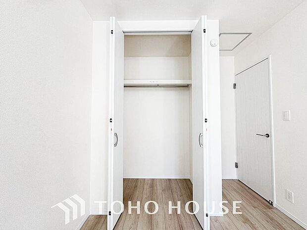 奥行きあるクローゼットを採用。衣装ケースや、掃除機といった物を収納できるような造りになっております。