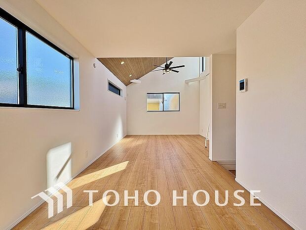 造りこんだ空間演出の妙が生み出す光と質のハーモニーはこの住宅のクオリティの良さを実感させてくれます。