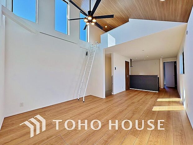 リビングも広く設け、訪れる人々を暖かく迎えてくれます。