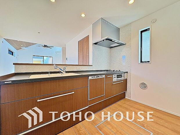 広々キッチンを採用。みんなで作った料理を召し上がりながらの会話は、どのような物になるのでしょうか。