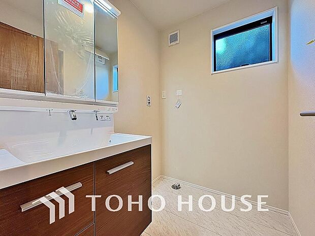 身だしなみのチェックがしやすい大きな鏡、下には収納がたっぷり。スッキリとした空間を演出いたします。