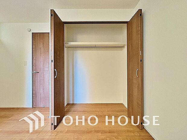 居室にはクローゼットを完備し、自由度の高い家具の配置が叶うシンプルな空間です。