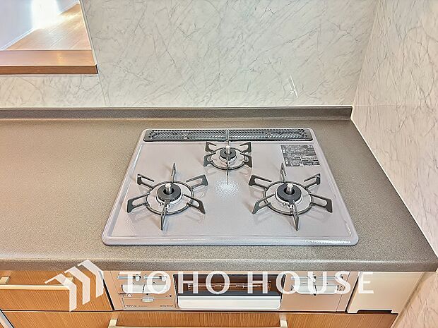 3口コンロは一度に複数のお料理を作ることができるメリットがあります。毎日のキッチンタイムを効率よく。