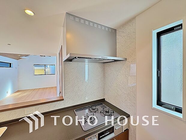 キッチンの換気扇はスタイリッシュなデザインで、日々のお手入れもラクラクな仕様となっております。