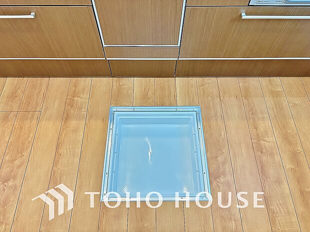 キッチン下部に設けた床下収納。缶詰のストックや非常食、梅酒や味噌などの保存食入れとして利用可です。