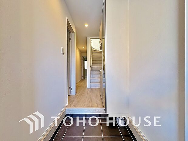 人を迎え入れる最初の場所だからこそ、清潔感がある空間にして頂ける様シューズボックスを設置しました。