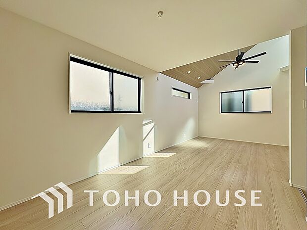 忙しい朝でも、しっかり家族が揃って食事をして頂けるゆとりある大きさのダイニングスペース。