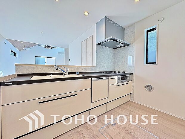 ご家族みんなで調理ができる位のスペースを実現したキッチン空間となっております。