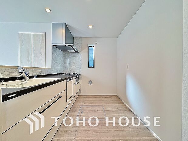 夫婦そろってキッチンに立っても調理がしやすく余裕の広さ。家事をしながら会話も弾みます。