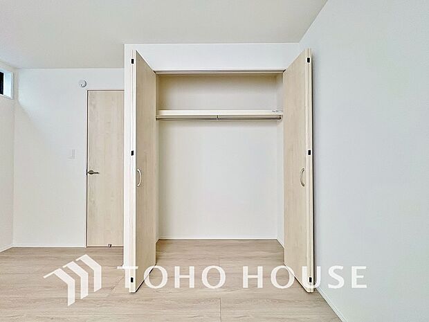 居室にはクローゼットを完備し、自由度の高い家具の配置が叶うシンプルな空間です。