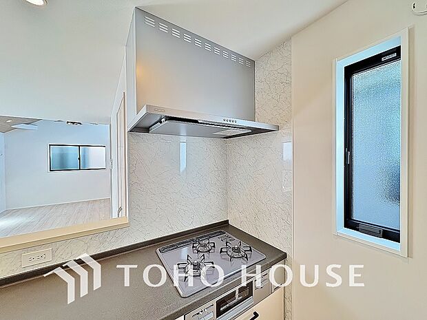 昨今主流のスリムタイプのレンジフード。スタイリッシュな見た目からインテリアとしても人気がある型です。