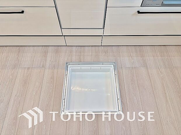 キッチン下部に設けた床下収納。缶詰のストックや非常食、梅酒や味噌などの保存食入れとして利用可です。