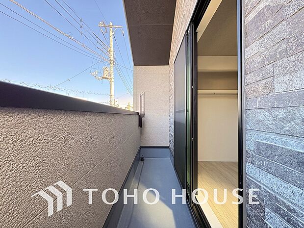 頬をなでる優しい風を感じることが出来るバルコニー。つい深呼吸をしたくなる気持ちの良い眺望です。