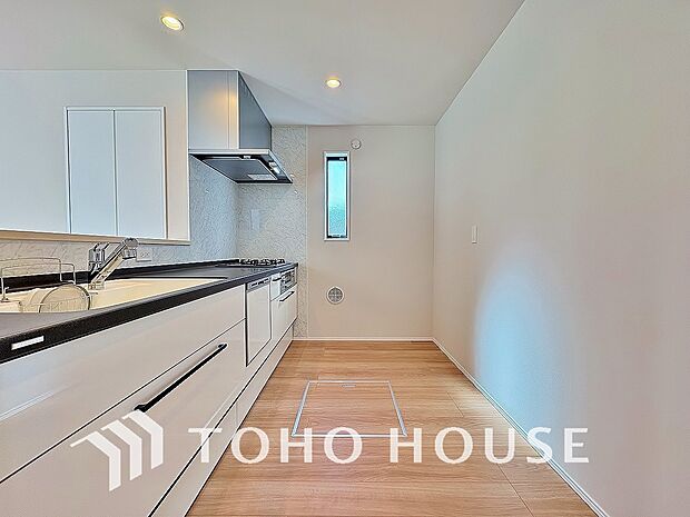 キッチンの収納は、デッドスペースになりやすい箇所を有効活用できる、スライド式収納を採用しました。