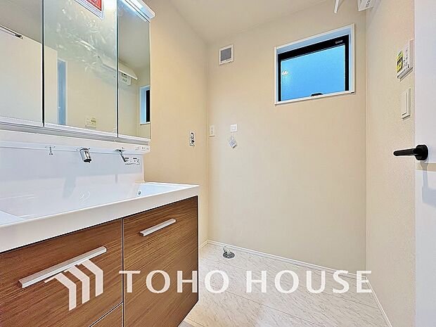 手で洗いたい大切な服など、広く使えると助かる洗面台は汚れの付きにくい形状と素材で造られております。