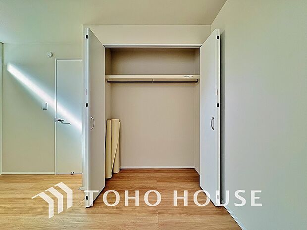 奥行きあるクローゼットを採用。衣装ケースや、掃除機といった物を収納できるような造りになっております。
