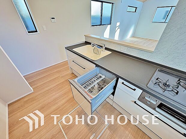 ビルトイン食器洗浄乾燥機付きのシステムキッチン。毎日の家事負担を軽減する嬉しい設備です。