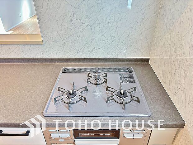 3口コンロは一度に複数のお料理を作ることができるメリットがあります。毎日のキッチンタイムを効率よく。