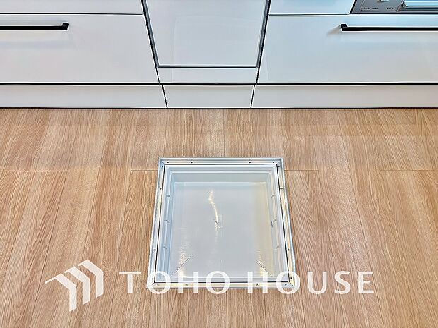 スペースを上手く活用した床下収納はあると何かと便利。食料のストック品はもちろん、掃除用具など。