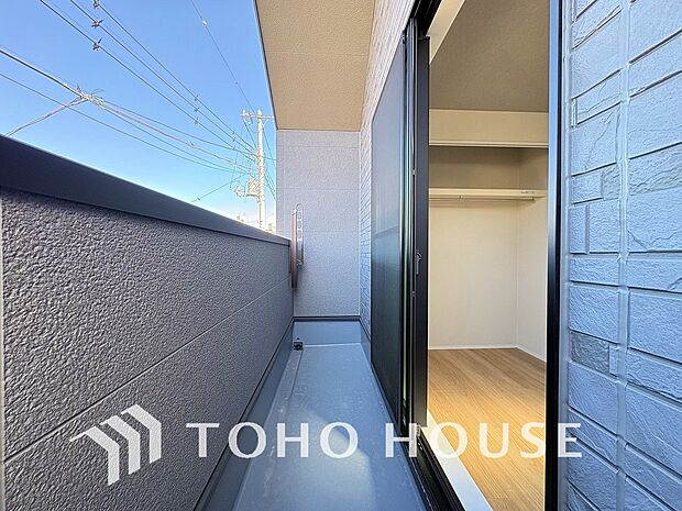 頬をなでる優しい風を感じることが出来るバルコニー。つい深呼吸をしたくなる気持ちの良い眺望です。