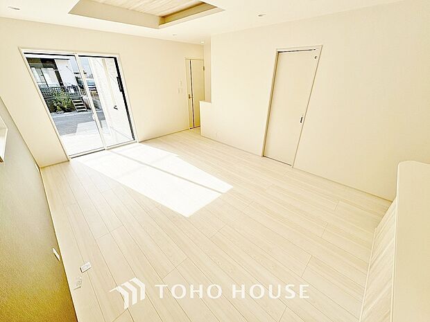 光が注がれる青い空から鮮やかに赤色にゆっくりと染まる。そんな優しい時間がここでは流れてゆく。