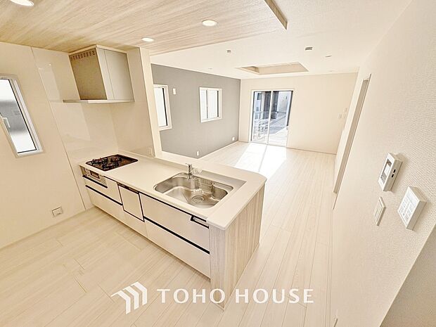 リビングも広く設け、訪れる人々を暖かく迎えてくれます。