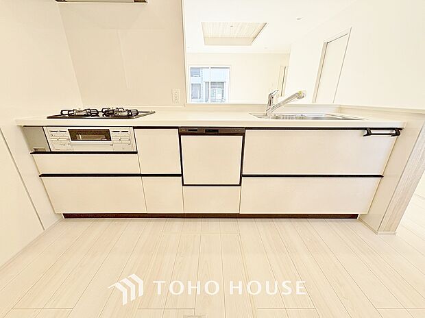 リビングで遊ぶお子様や寛ぐ家族と対話しをしながら家事を行えるのが自慢のキッチンスペースです。