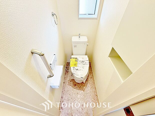 トイレには快適な温水洗浄便座付。