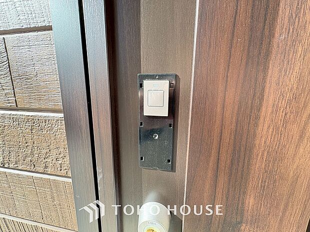 ICチップを用いたカードやボタンなどで玄関扉の鍵の施錠・解錠が出来る設備。