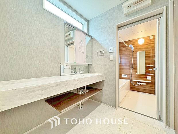 手で洗いたい大切な服など、広く使えると助かる洗面台は汚れの付きにくい形状と素材で造られております。