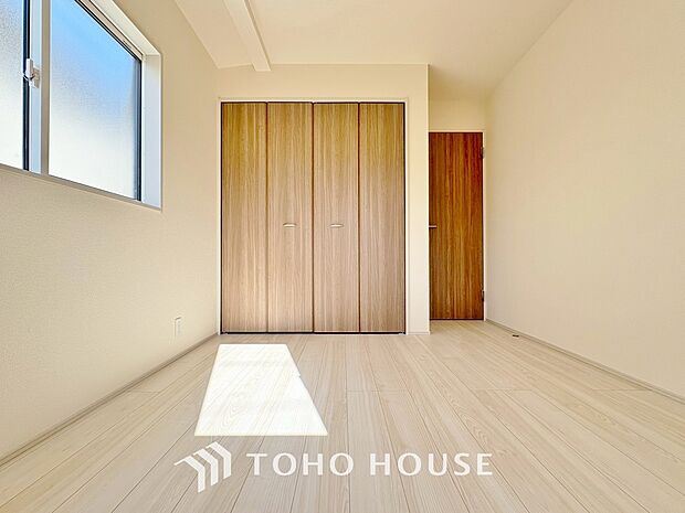 清潔感あるホワイトの壁紙と温もり溢れるカラーの床材が見事に調和した本邸宅。