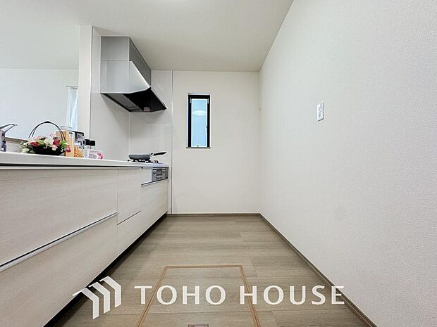 大型の冷蔵庫やレンジボードもしっかり置ける広々としたキッチンスペース。